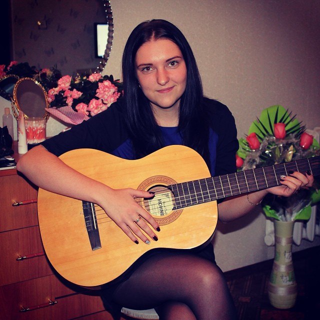 девушка с гитарой