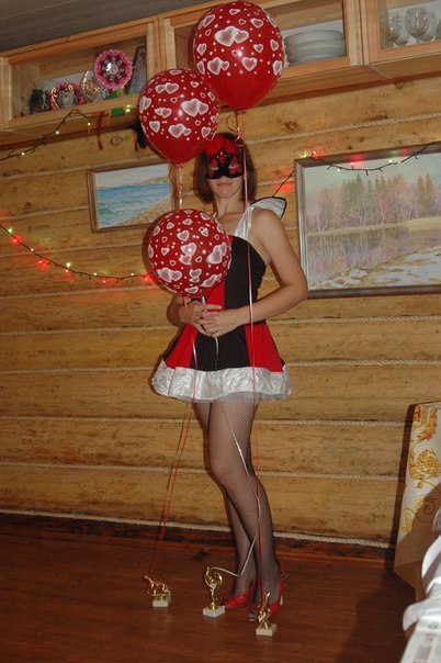 сексуальная девушка с праздничными шарами